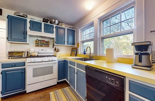 Sunderland House | Countryside mountain-view retreat with screened porch, near ski resorts & golf
