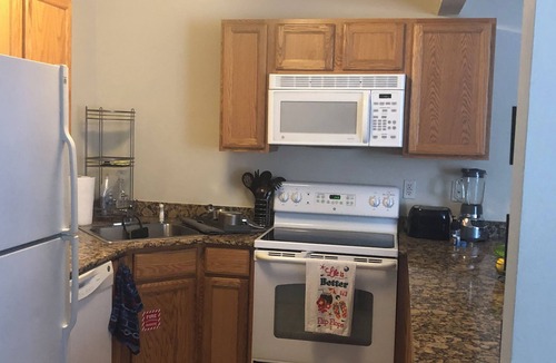 Biloxi Condo | Cozy 1-bedroom condo in beautiful Biloxi with fitness room and 2 swimming pools