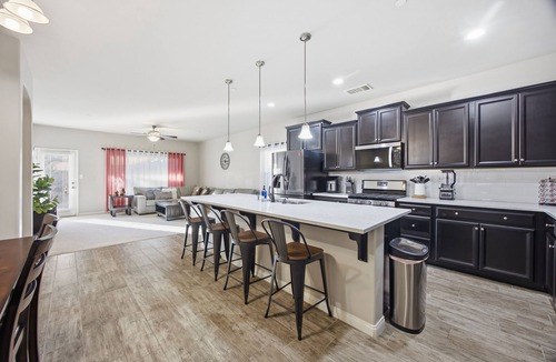 Greenacres House | Cozy 1-bedroom inside house in beautiful Bakersfield with AC