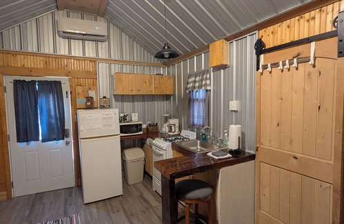 De Soto Cabin | Cozy 1 room cabin in De Soto!