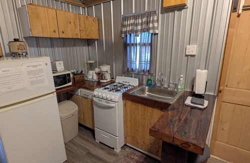 De Soto Cabin | Cozy 1 room cabin in De Soto!