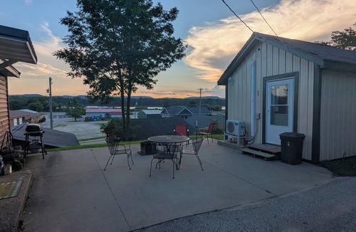 De Soto Cabin | Cozy 1 room cabin in De Soto!