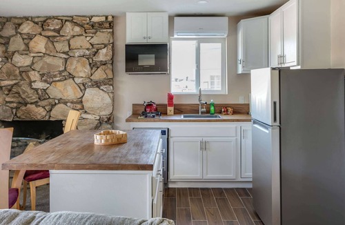 Simi Valley House | Cozy 1BR Guest House with Mountain View in Simi Valley