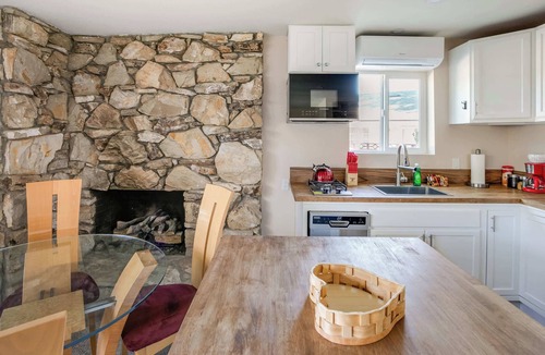 Simi Valley House | Cozy 1BR Guest House with Mountain View in Simi Valley