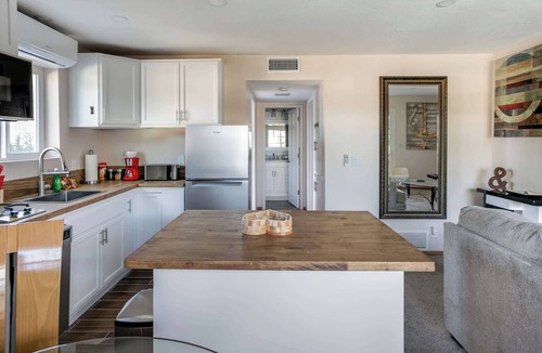 Simi Valley House | Cozy 1BR Guest House with Mountain View in Simi Valley