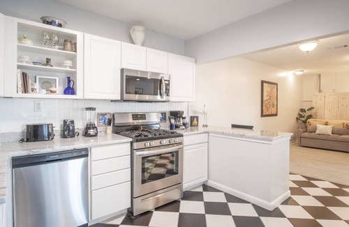 Biloxi House | Cozy 2 Bedroom/1 Bath Home Located Blocks From Downtown Biloxi and the Beach