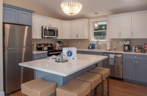 Jamestown Shores Cottage | Cozy 2-bedroom cottage in tranquil Jamestown with AC