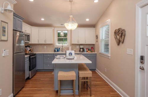 Jamestown Shores Cottage | Cozy 2-bedroom cottage in tranquil Jamestown with AC