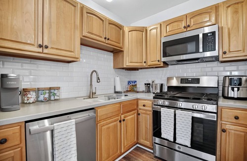 Clayton House | Cozy 2-bedroom house near Rowan Univ. Inspira Medical Ctr., Phila, AC, and NYC