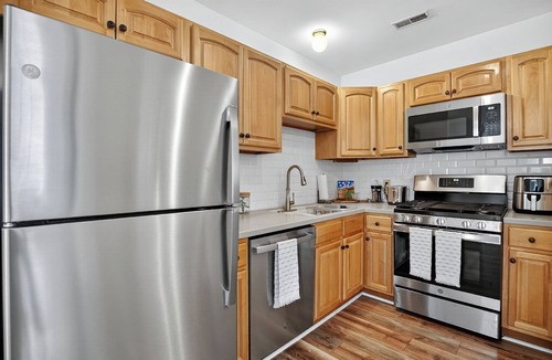 Clayton House | Cozy 2-bedroom house near Rowan Univ. Inspira Medical Ctr., Phila, AC, and NYC