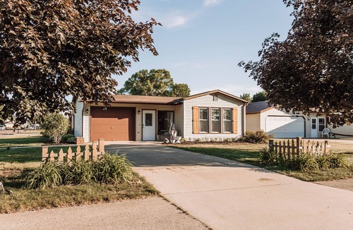 Southside House | Cozy 2 Bedroom Home in Prairie du Chien - Make a Memory