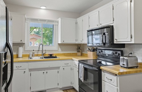 Rochester House | Cozy 2BR/Close to Mayo Clinic/Full Kitchen & Private Backyard