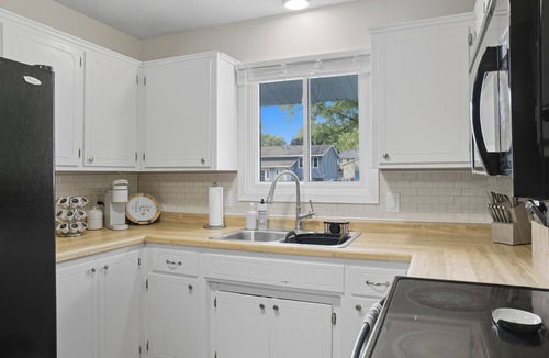 Rochester House | Cozy 2BR/Close to Mayo Clinic/Full Kitchen & Private Backyard