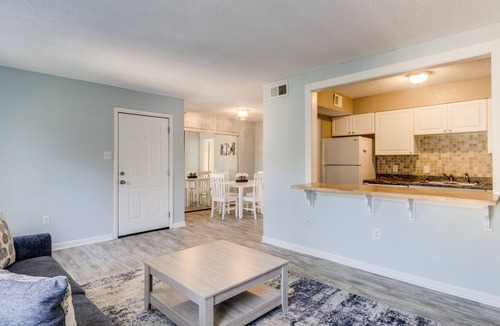 Biloxi Condo | Cozy 2BR Condo w/Kitchen & Pool | Beach Nearby!