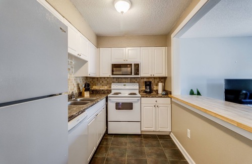 Biloxi Condo | Cozy 2BR Condo w/Kitchen & Pool | Beach Nearby!