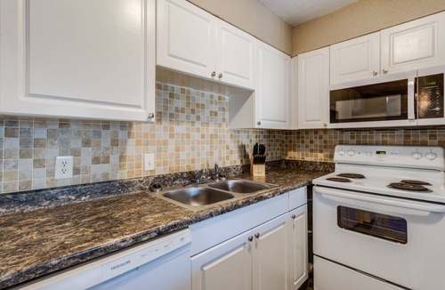 Biloxi Condo | Cozy 2BR Condo w/Kitchen & Pool | Beach Nearby!