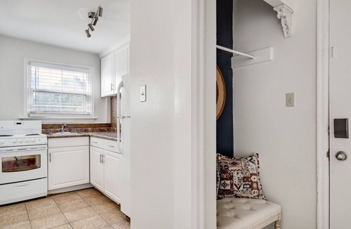 Sunnyside Apartment | Cozy 2BR Retreat – Walk to Downtown & University!