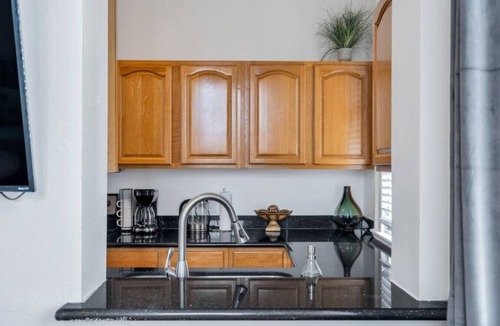 Tulane - Gravier Bed & Breakfast | Cozy 3 Bedroom Hideaway in Hotel w/Pool Access near FQ