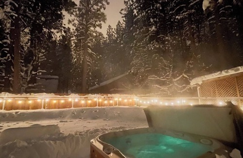 Summit Estates Cabin | Cozy 3bdr Pet Friendly Cabin w/Fire-pit & Hot Tub – Walk to Slopes