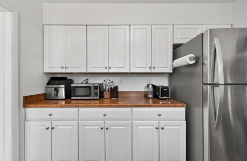 Mays Chapel House | Cozy 3BR~EV Charger,Game Room~Heart of Timonium~ 5min to Towson~20min to Harbor