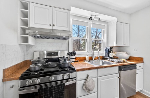 Mays Chapel House | Cozy 3BR~EV Charger,Game Room~Heart of Timonium~ 5min to Towson~20min to Harbor