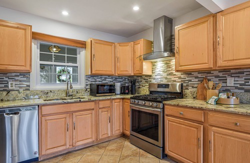 Fairfax House | Cozy 4-BR Getaway :Private yard, Gazebo & Grill,