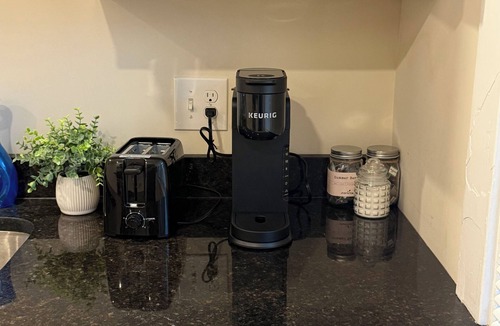 Medford Apartment | Cozy 4BR Near Tufts 15 from Boston Driveway & AC