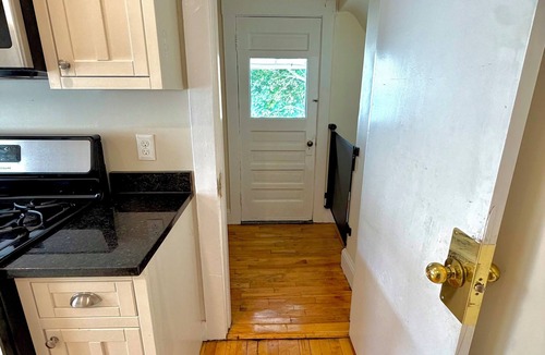 Medford Apartment | Cozy 4BR Near Tufts 15 from Boston Driveway & AC
