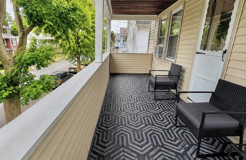 Medford Apartment | Cozy 4BR Near Tufts 15 from Boston Driveway & AC
