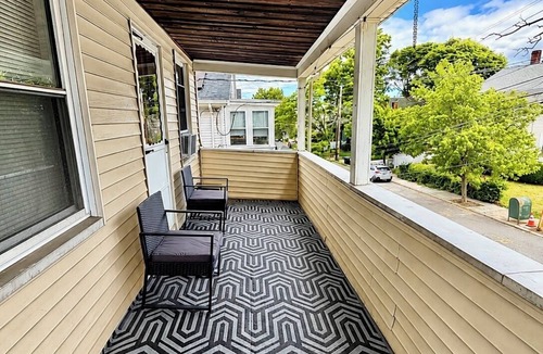 Medford Apartment | Cozy 4BR Near Tufts 15 from Boston Driveway & AC