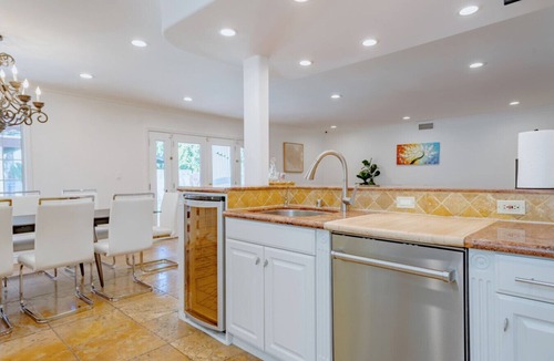 North Hollywood House | Cozy 5 Bed Home with Pool and Jacuzzi Minutes from Universal Studios