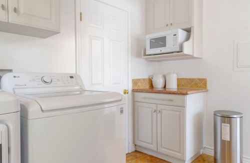 North Hollywood House | Cozy 5 Bed Home with Pool and Jacuzzi Minutes from Universal Studios