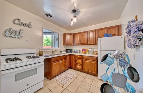 Monrovia Apartment | Cozy Apt Mins From Downtown Myrtle & Metro Station