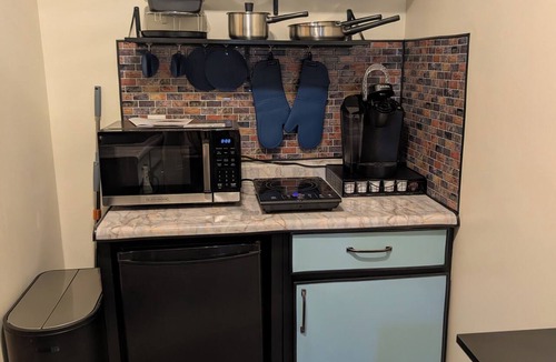 Savage Apartment | Cozy basement apartment, lake view, big movie screen, doggos okay