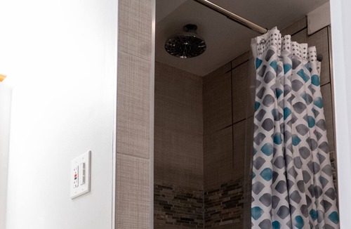 Bellevue Apartment | ★Cozy Basement Studio FREE Parking W/ Lounge Area★