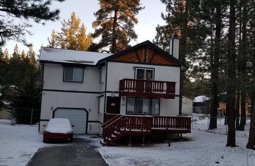 Big Bear City House | COZY BEAR CABIN Near ski resort and lake and snow play