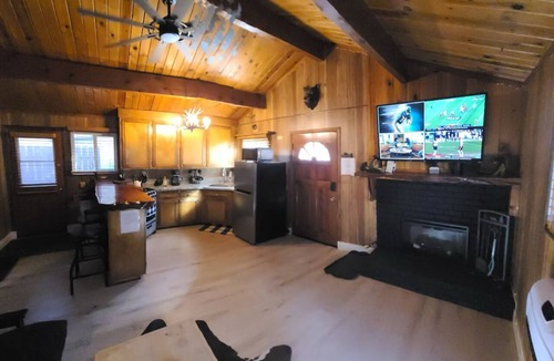 Woodlands Cabin | Cozy Bear Retreat + Hot-Tub & BBQ!