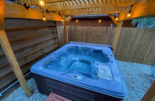 Woodlands Cabin | Cozy Bear Retreat + Hot-Tub & BBQ!