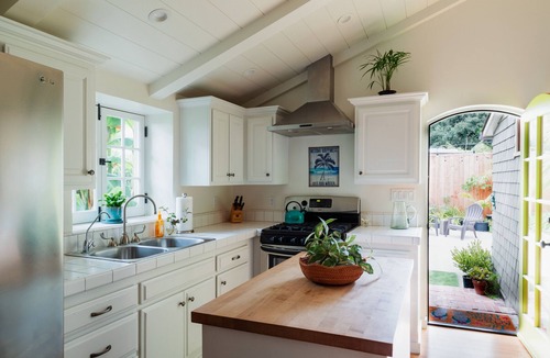 East Beach House | cozy bungalow 2 blocks to beach