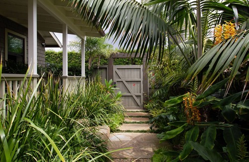 East Beach House | cozy bungalow 2 blocks to beach