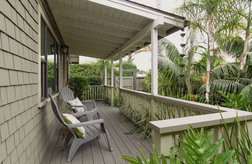 East Beach House | cozy bungalow 2 blocks to beach