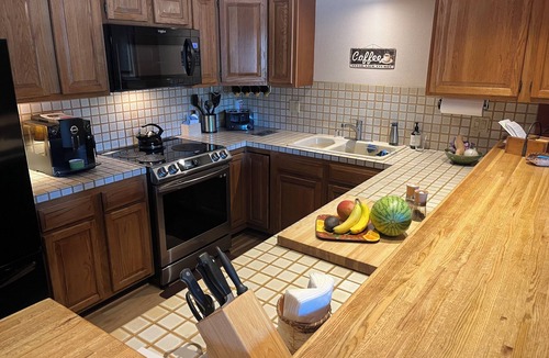 Mammoth Lakes Condo | Cozy Cabin Feel Condo! Ideal Location On A Quiet Cul De Sac 5% WEEKLY DISCOUNT