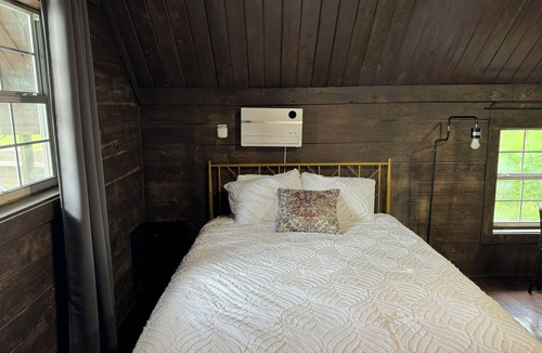 Crown Point Cabin | Cozy cabin in nice Marrero with WiFi, AC Cabin 5