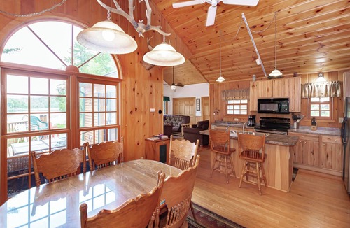 Harshaw House | Cozy Cabin On The Lake