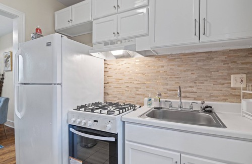 Fairlawn Apartment | Cozy charming 1-bedroom apartment in exciting Washington with AC