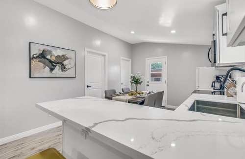 Monrovia House | Cozy Charming Blue Cottage Retreat for Your Stay!