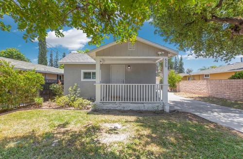 Monrovia House | Cozy Charming Blue Cottage Retreat for Your Stay!