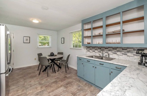 Mobile House | Cozy, Comfortable Home-Away-From-Home. Space for Work & Relaxation.