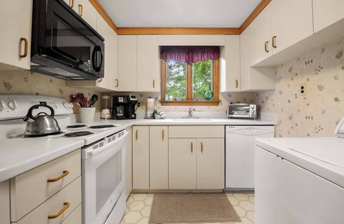 East Orleans House | Cozy Cottage Walk to Nauset Beach!
