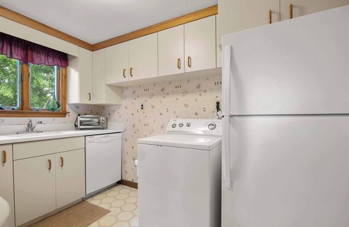 East Orleans House | Cozy Cottage Walk to Nauset Beach!